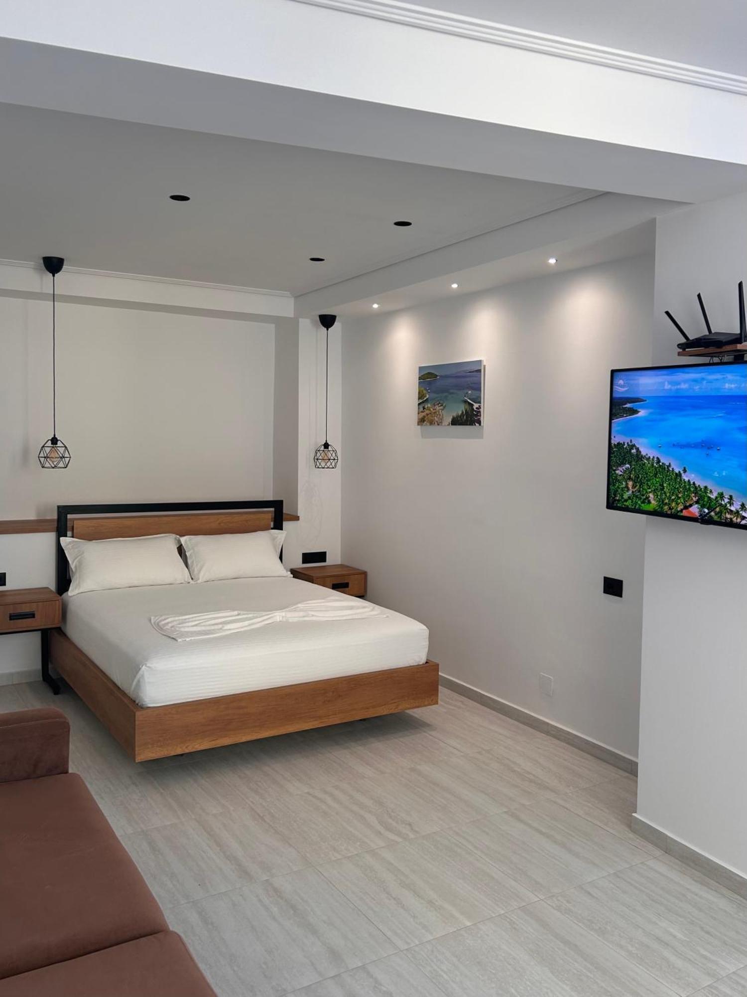 Crown Apartment Sarandë 外观 照片